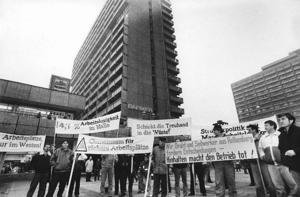 Metaller demonstrierten Anfang der 90er Jahre immer wieder vor dem Gebäude der Treuhand-Niederlassung in Halle-Neustadt.