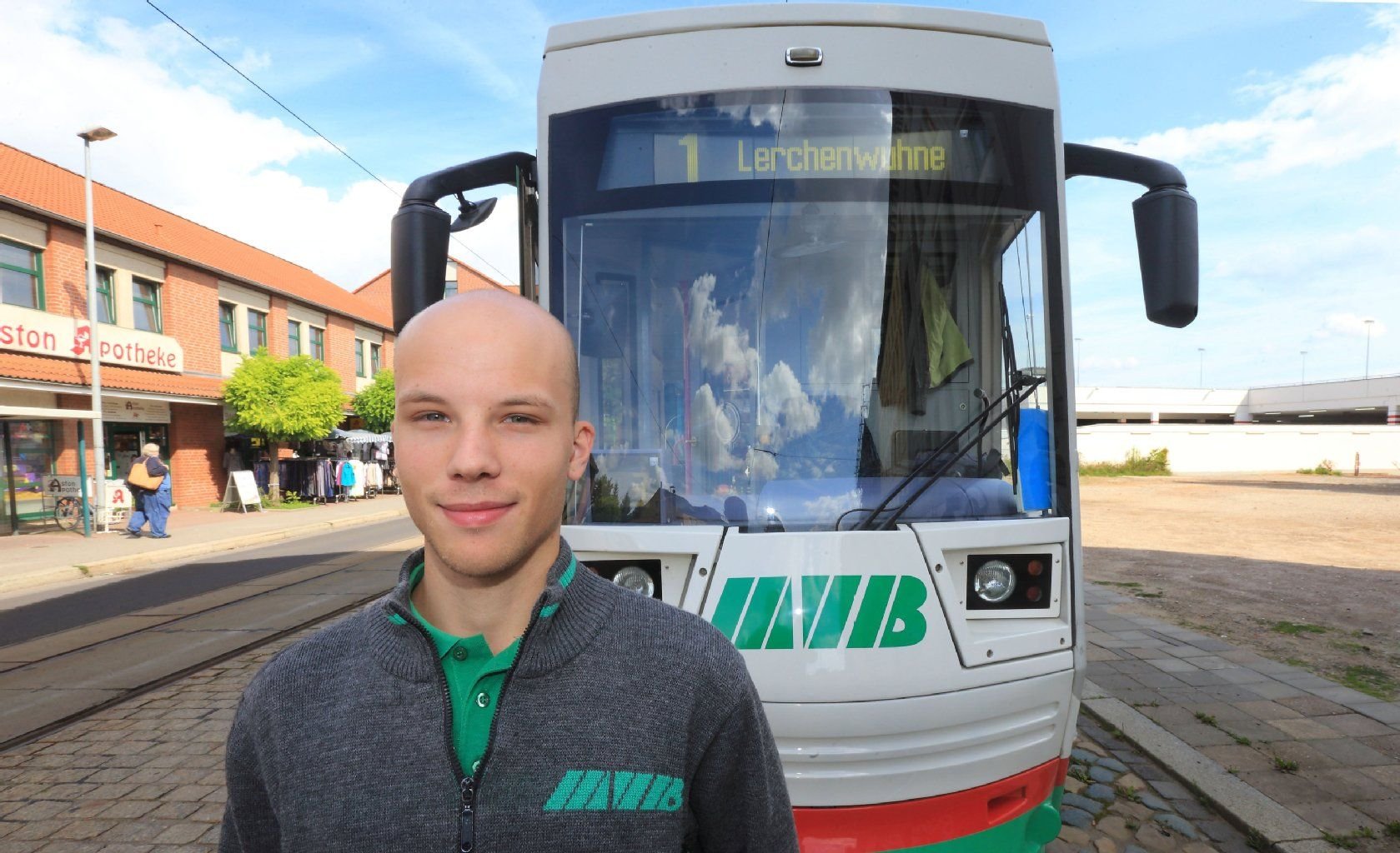 Statistik-Student Malte Ahrens fährt nebenberuflich Straßenbahn. Er ist einer der 18 Studenten, die die Magdeburger Verkehrsbetriebe GmbH als Aushilfskräfte beschäftigt, um Engpässe in den Urlaubszeiten, Krankenstände und Großveranstaltungen zu kompensieren.