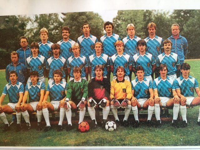 Auf dem Mannschaftsfoto findet sich auch HFC-Trainer Sven Köhler im Trikot des FC Karl-Marx-Stadt.