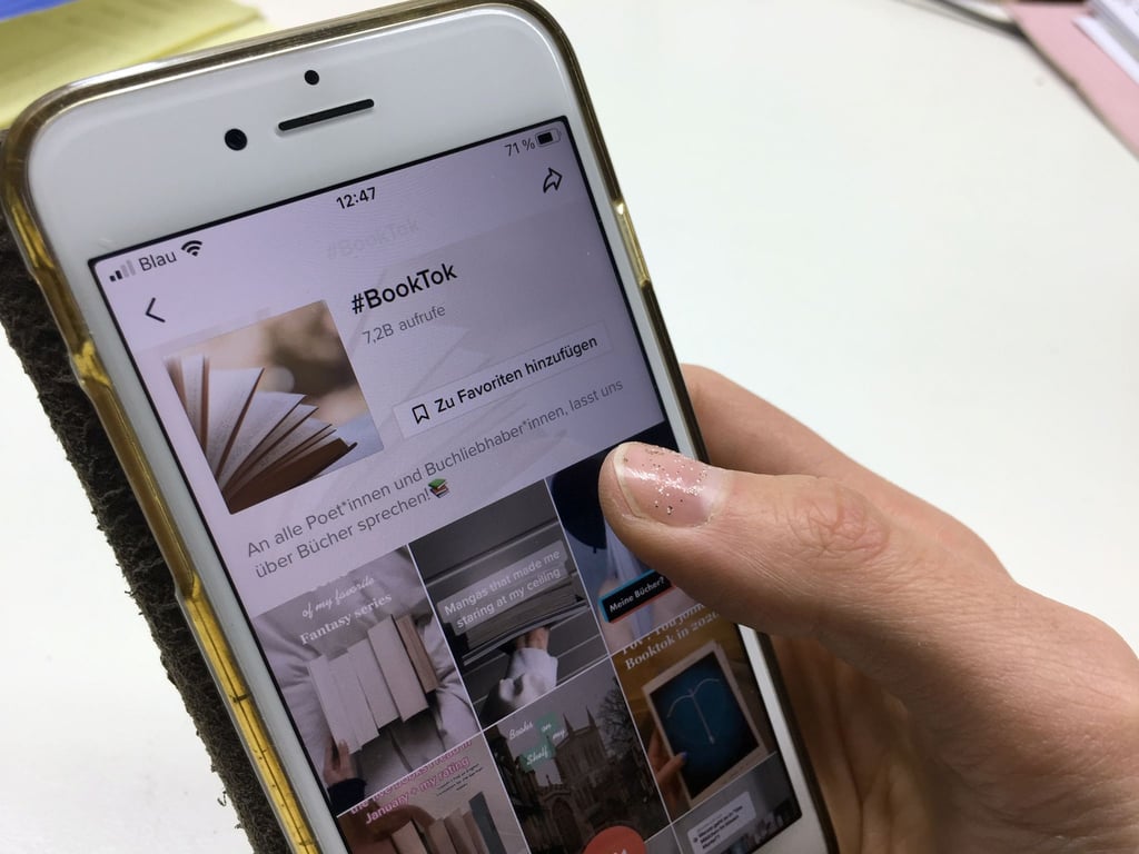 Der #BookTook, eingegeben in der Suche der Video-App TikTok auf einem Smartphone.