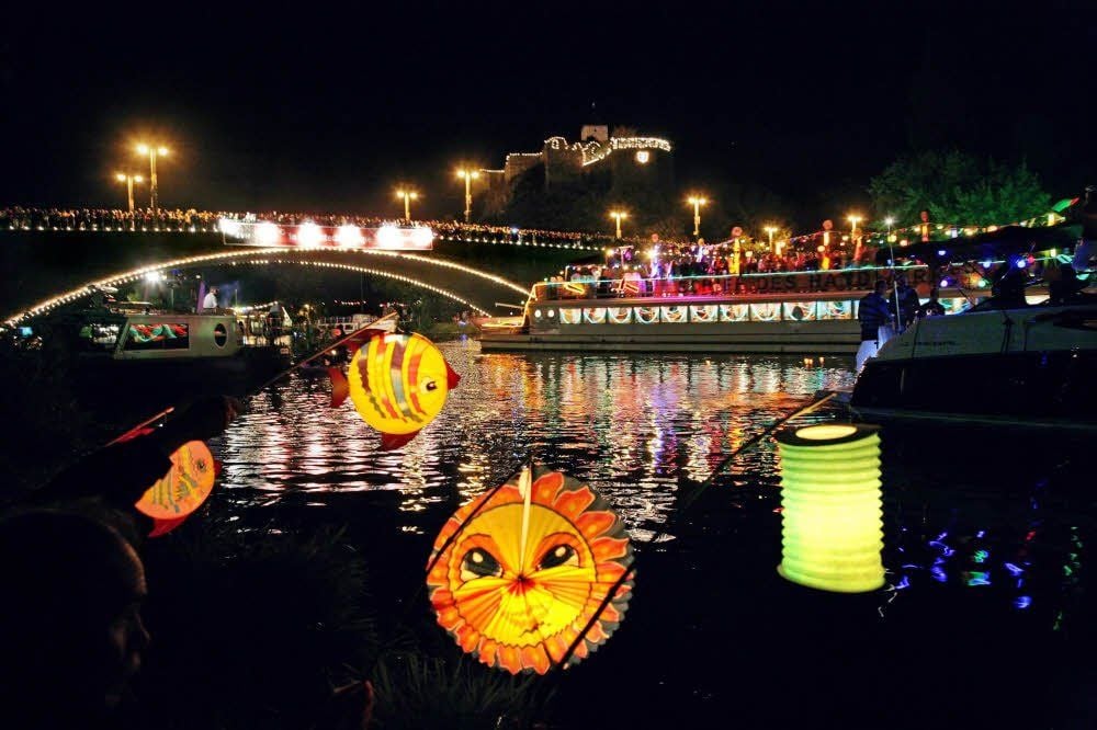 Kurz nach 20 Uhr am Sonnabend setzen sich leuchtenden Boote in Bewegung.