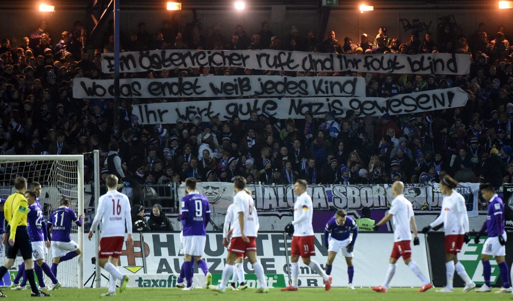 Ein Plakat der Aue-Fans beim Spiel gegen Leipzig