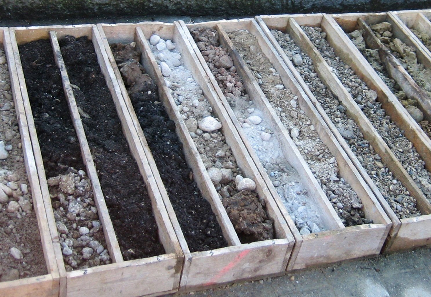 Jeder Baugrund kann anders beschaffen sein - und nicht jeder Boden trägt auch ein Haus. Proben aus der Tiefe geben Aufschluss.