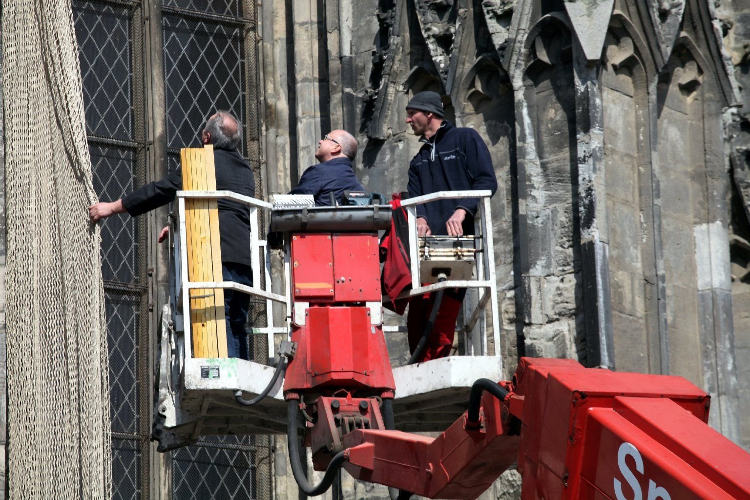 Am Dienstag sind an der sanierungsbedürftigen Moritzkirche in Halle an der Außenfassade am Ostteil des Gotteshauses Netze gespannt worden. Auch der Pfarrer der Moritzkirche Reinhard Hentschel (Mitte) schaute sich die Probleme von nahem an.