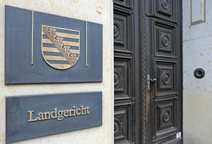 Der Prozess vor dem Landgericht Leipzig gegen die beiden Männer soll am 8. April um 14.30 Uhr fortgesetzt werden.