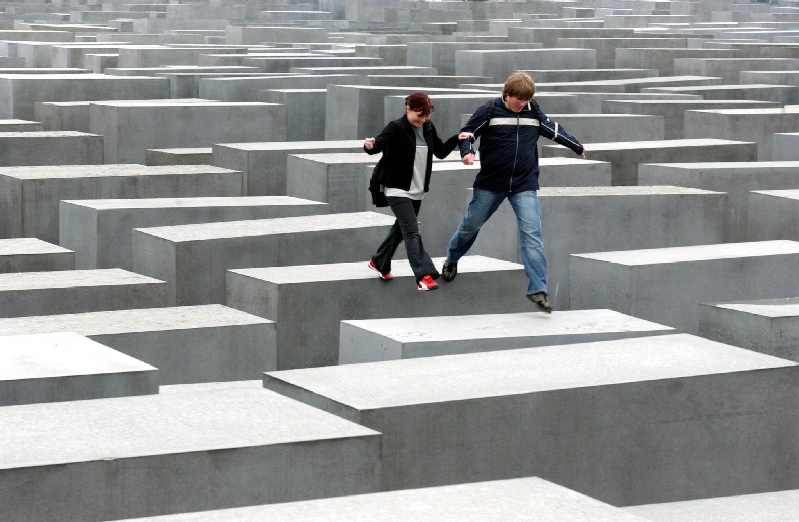2.200 der ursprünglich 2.711 Stelen des von Peter Eisenman gestalteten Holocaust-Mahnmals sind durch Risse in den hohlen Betonkörpern teils schwer beschädigt.