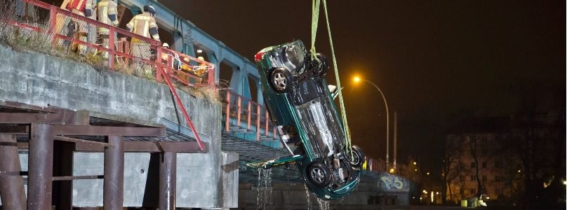 Dramatische Szenen in Köpenick: Das Auto wird von der Feuerwehr aus der Dahme gezogen.