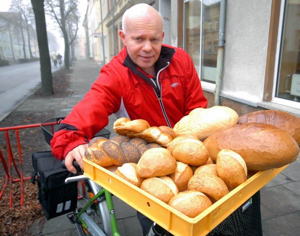 Noch im Jahr 2009 hatte sich der Bernburger Ottfried Bach als Brötchenfahrer selbstständig gemacht und lieferte mit seinem Fahrrad die Backwaren in Bernburg frei Haus.