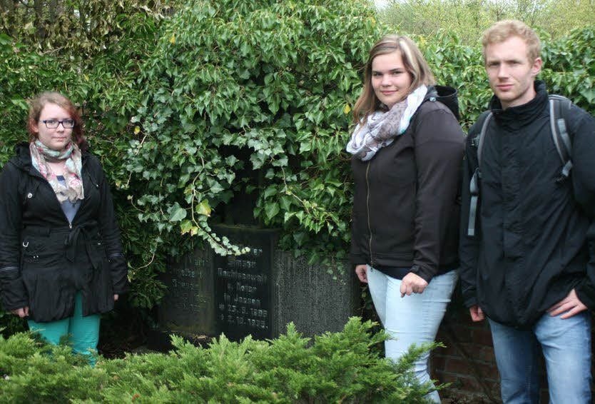 Am Grab des einstigen Rechtsanwalts und Notars Dr. Walter Simson auf dem Jessener Stadtfriedhof (von links): Jessica Krause, Jasmin Gräser und Geschichtslehrer Hans-Marten Kuhwald. Es fehlt Luise Neupert.