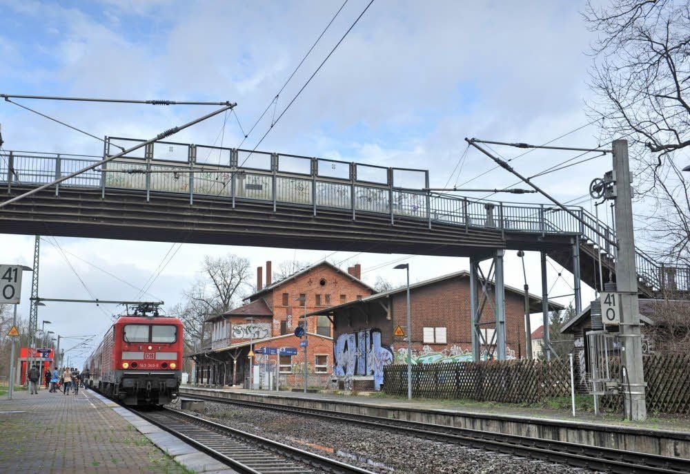 Die Fußgängerbrücke am Bahnhof dient nicht nur als Zutritt zu den Gleisen, sondern auch als kürzeste Verbindung zwischen Jeßnitz und Wolfen-Nord.