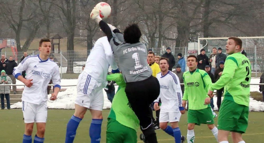 Wie hier bei der Vorwochenpartie gegen den SSV Markranstädt (weiße Trikots) begann auch am Sonntag das Oberligaspiel des FC Grün-Weiß Piesteritz beim Chemnitzer FC II. Erste Minute, erstes Gegentor. Diesmal aber rettete die Volksparktruppe nach 90 Minuten ein Unentschieden.