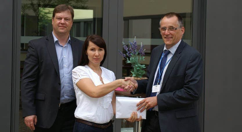 Dell-Mitarbeiter Marcus Lindner (links) und Mareike Draeger übergeben die 16.000 Euro-Spende an Johannes Dörries vom Verein „Wir helfen“.