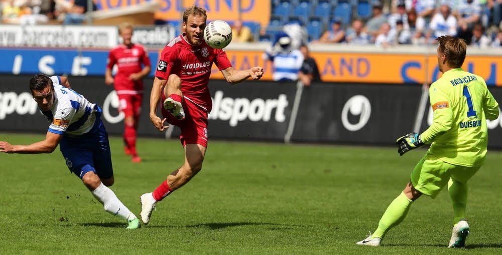 Mit viel Gefühl und gutem Auge für die Situation überlupft Timo Furuholm (M.) nach einem langen Pass MSV-Torwart Michael Ratajczak.