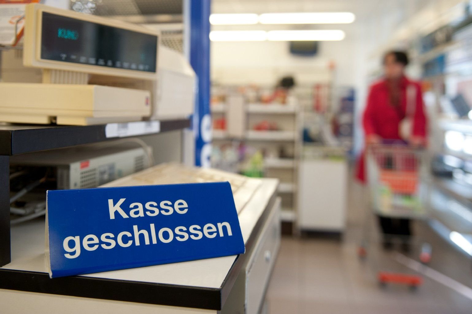 Ein Schild mit der Aufschrift "Kasse geschlossen" steht in einer Drogeriefiliale.