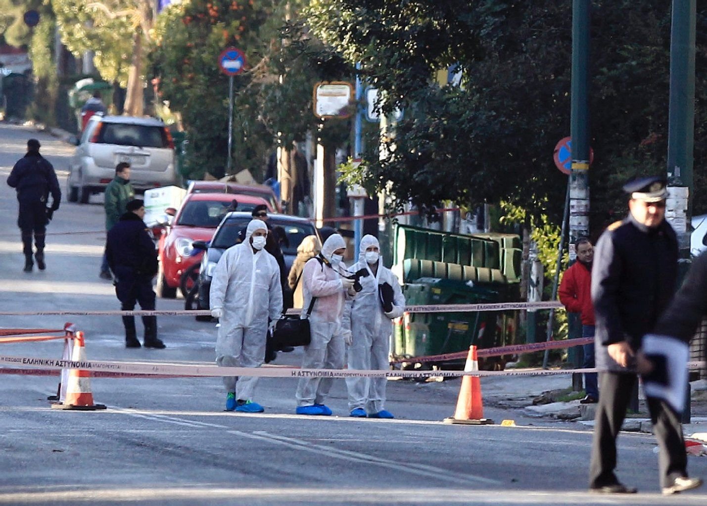 Die Polizei sucht nach dem Attentat vor dem Haus des deutschen Botschafters in Chanlandri nahe der griechischen Hauptstadt Athen nach Hinweisen.