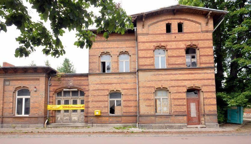 Mit etwas Glück ist der Nienburger Bahnhof für 500 Euro zu haben.