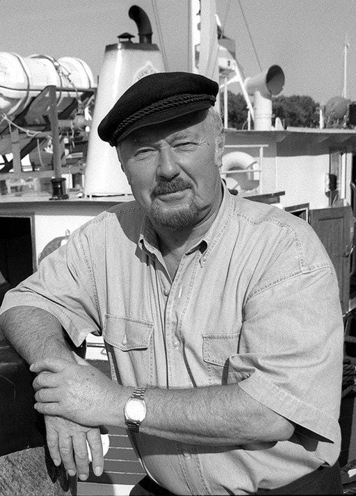 Horst Köbbert, steht am 23.09.1996 am Alten Strom in Warnemünde. Der DDR-Entertainer ist im Alter von 86 Jahren gestorben.