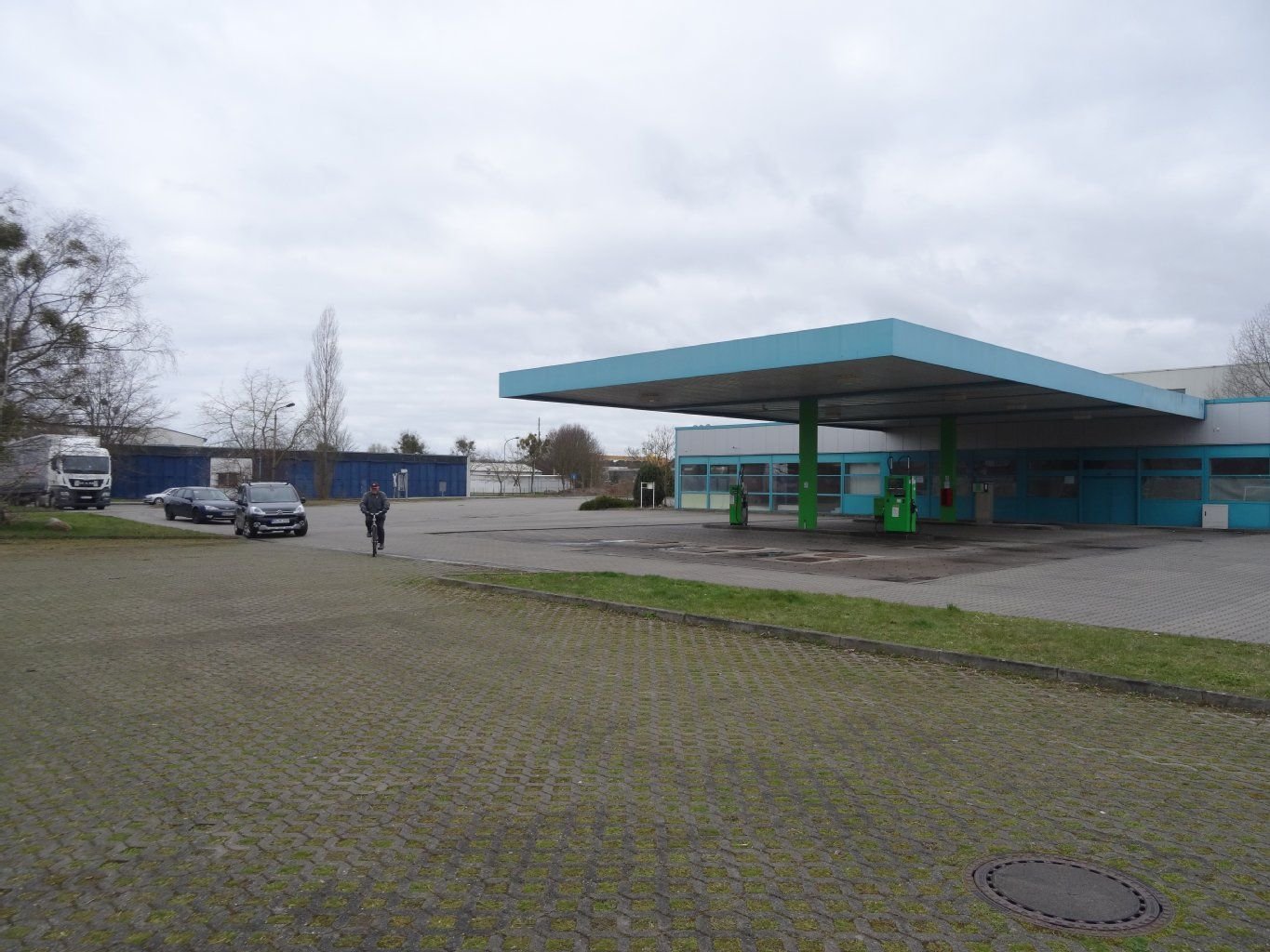 Die Tafel in Gommern befindet sich in unmittelbarer Nähe dieser Tankstelle.
