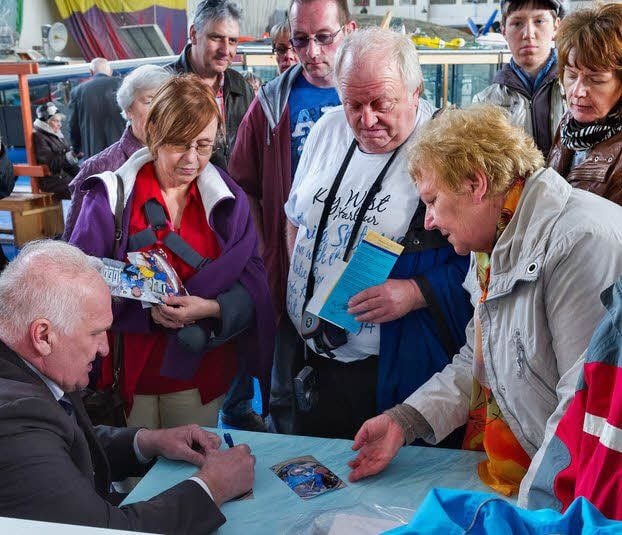 Am Rande eines Vortrags zum Leben und Arbeiten im All erfüllt Viktor Afanasiev (links) viele Autogrammwünsche.