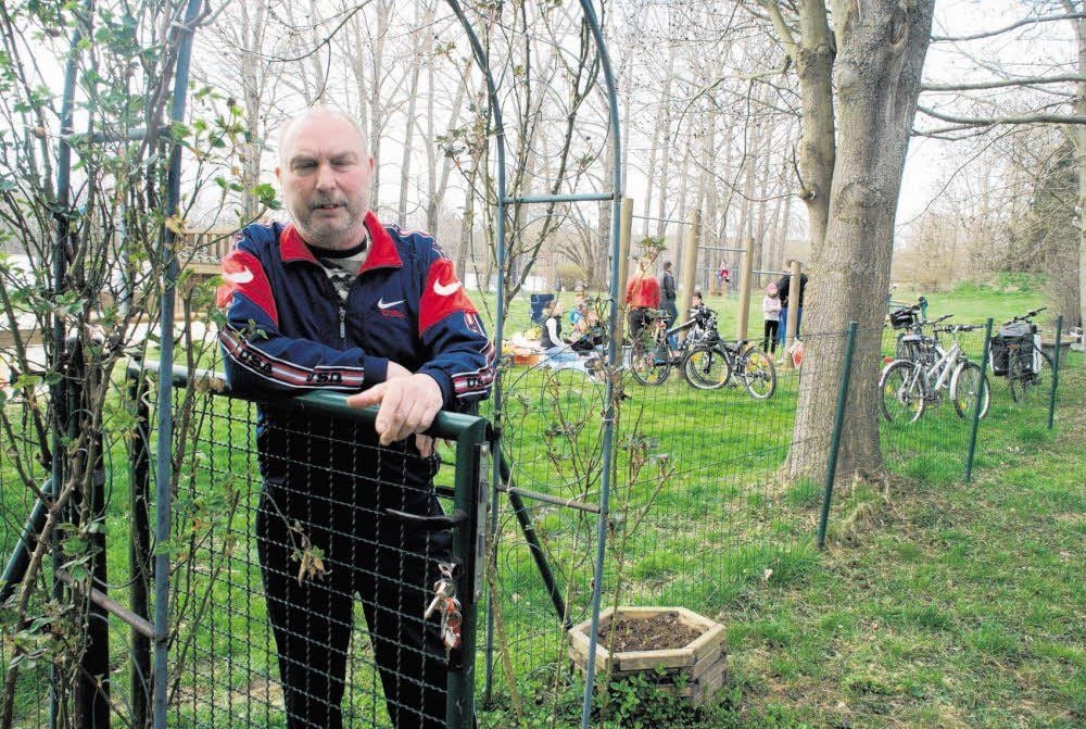 Gleich hinter seinem Gartenzaun beginnt der Spielplatz am See in Kretzschau. Doch Lutz Hempel will seine Ruhe.