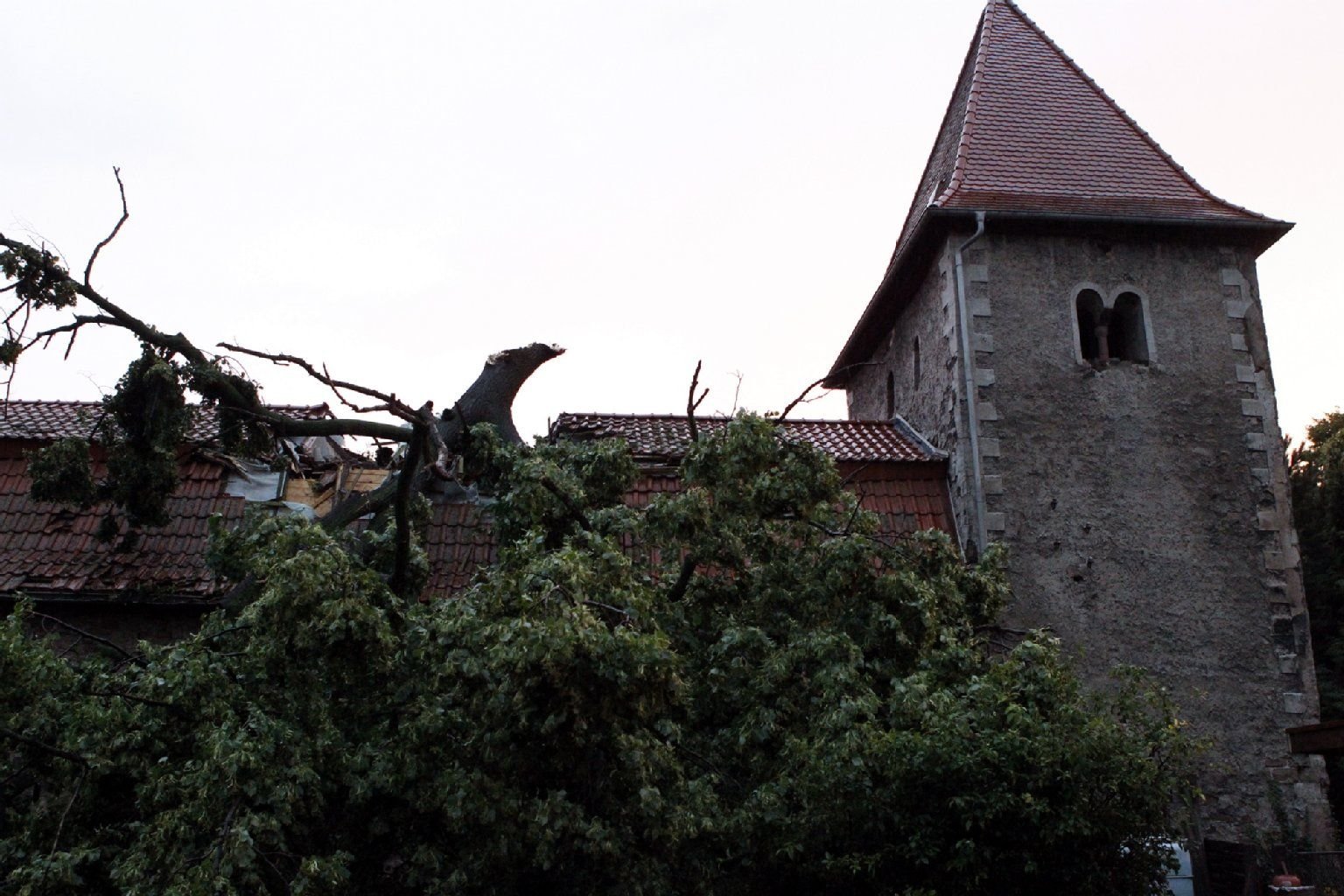 Ein Baum ist auf das Dach vom Kirchenschiff der Sankt Laurentiuskirche in Sittendorf gefallen.