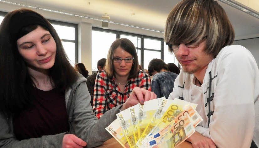 Viele Geld, aber fast alles Blüten. An diesen Scheinen üben Schüler des Wirtschaftsgymnasiums, Falschgeld zu erkennen.