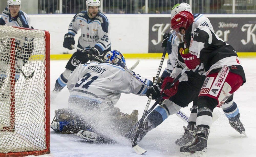 Die Bulls, hier Georg Albrecht (r.), verloren auch gegen Duisburg.