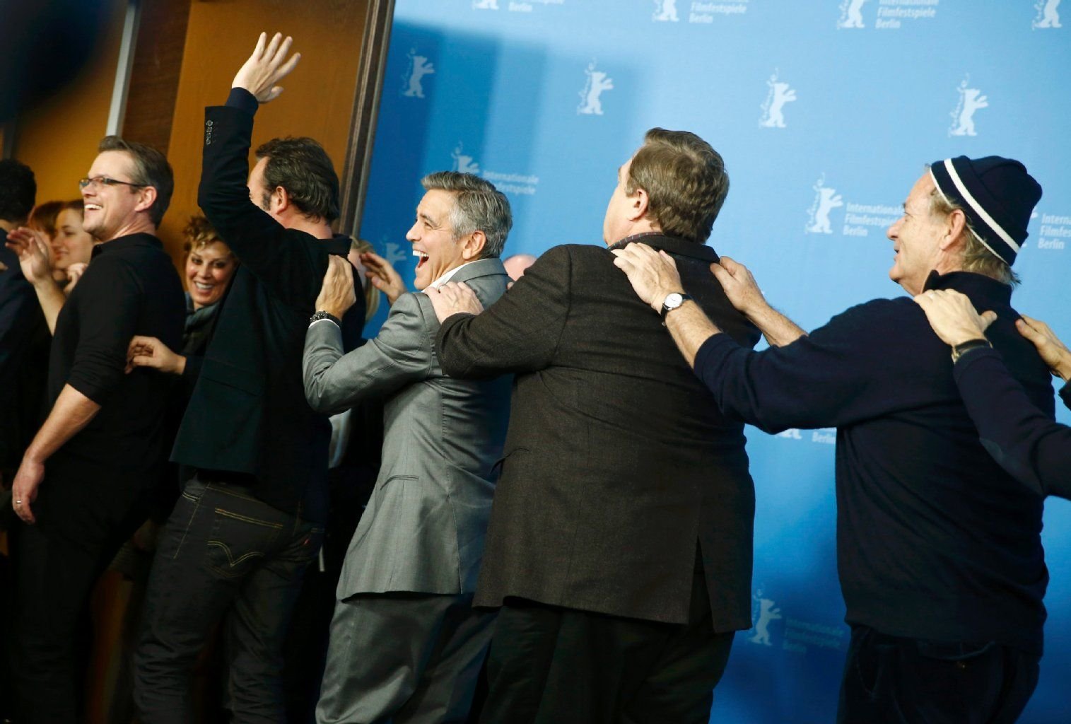 Haben sichtlich Spaß zur Pressekonferenz: Matt Damon, Jean Dujardin, Regisseur George Clooney, John Goodman und Bill Murray.