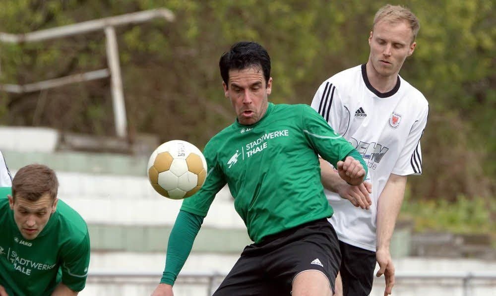 Routinier Marcel Tietze (v.), der vor einer Woche sein 350. Spiel für Thale absolvierte, wurde zur Halbzeit gegen Andy Lippert ausgewechselt.