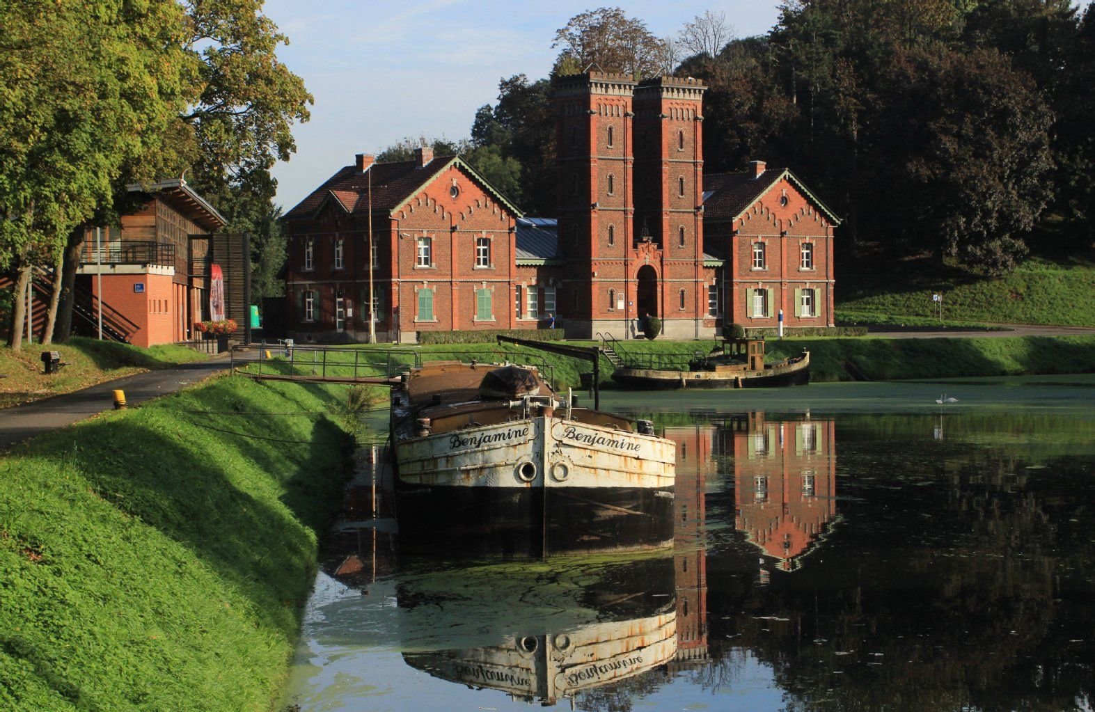 Alte Maschinenhalle am Canal du Centre - der Wassergraben wurde ab 1882 zur Zeit der Industrialisierung angelegt.