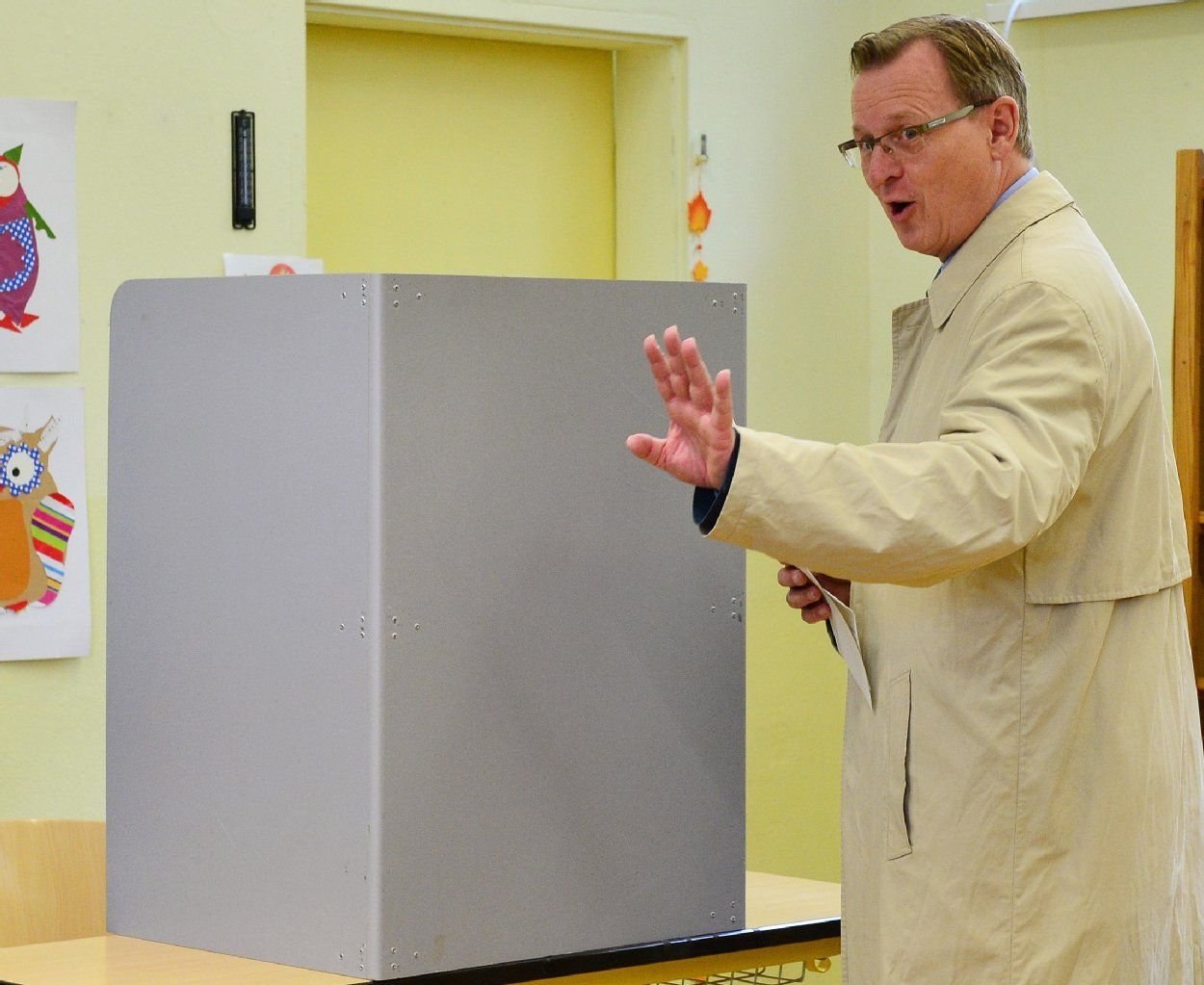 Der Spitzenkandidat der Partei Die Linke für die Landtagswahl in Thüringen Bodo Ramelow gibt am 14.09.2014 in Erfurt (Thüringen) den Stimmzettel ab. In Thüringen sind mehr als 1,84 Millionen Wahlberechtigte aufgerufen einen neuen Landtag zu wählen.