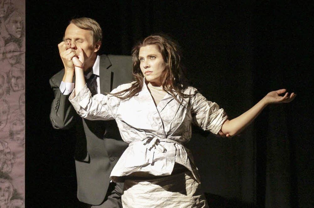 Leni (Maren Claus) verführt den Angeklagten Josef K. (Michael Hecht).