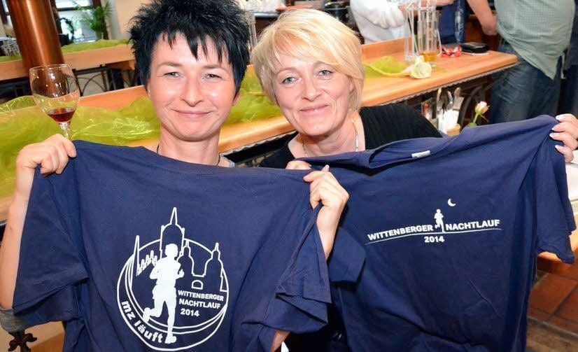 So sieht das T-Shirt mit dem Logo „mz läuft“ aus. Doreen Schneider (links) und Daniela Lehmann sind am 3. Mai beim Nachtlauf dabei.