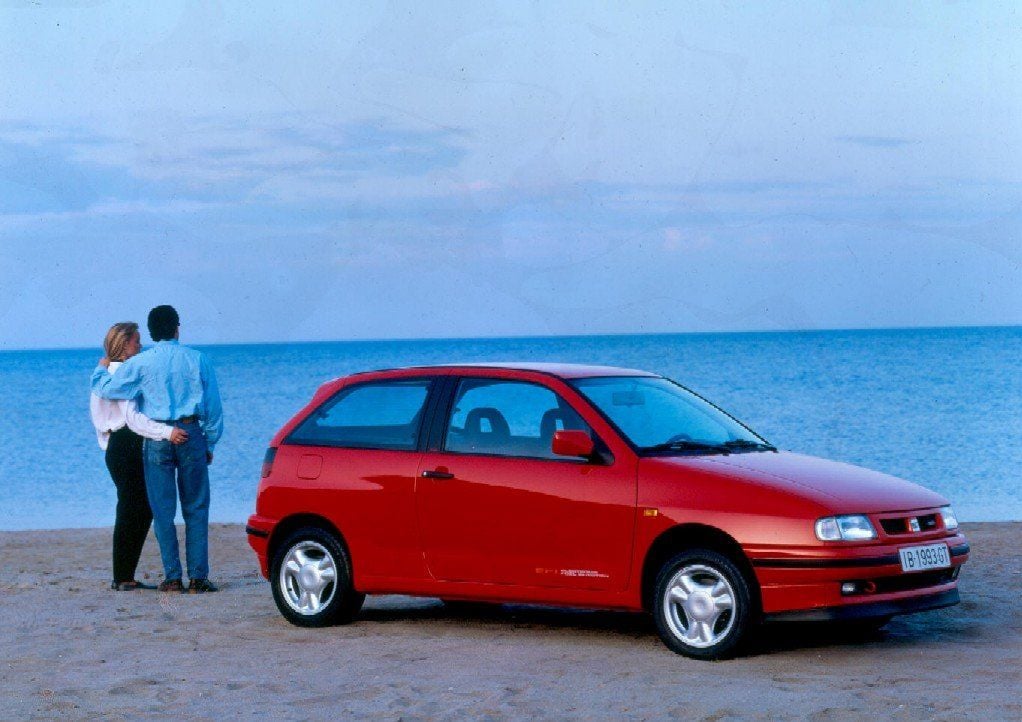 Deutlich rundlicher kam die zweite Generation des Seat Ibiza daher, die 1993 bis 1999 produziert wurde.