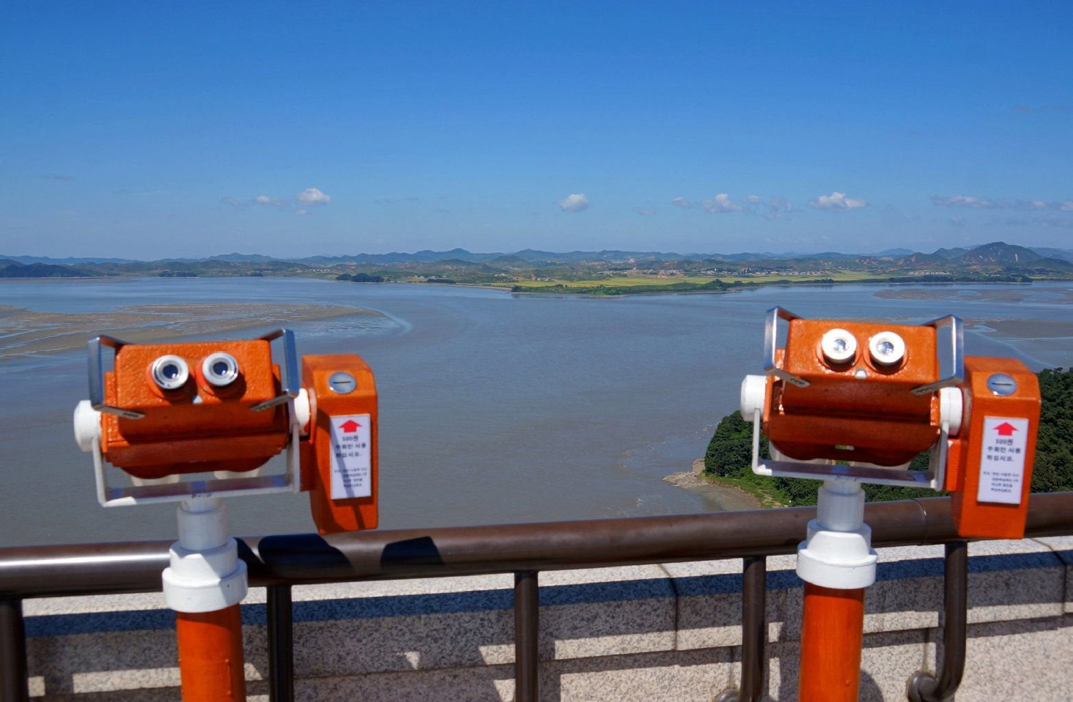 Trübe Aussicht trotz Sonnenschein: Im Odusan Observatorium erlauben Ferngläser einen Blick auf das nordkoreanische Ufer jenseits des Han-Flusses.