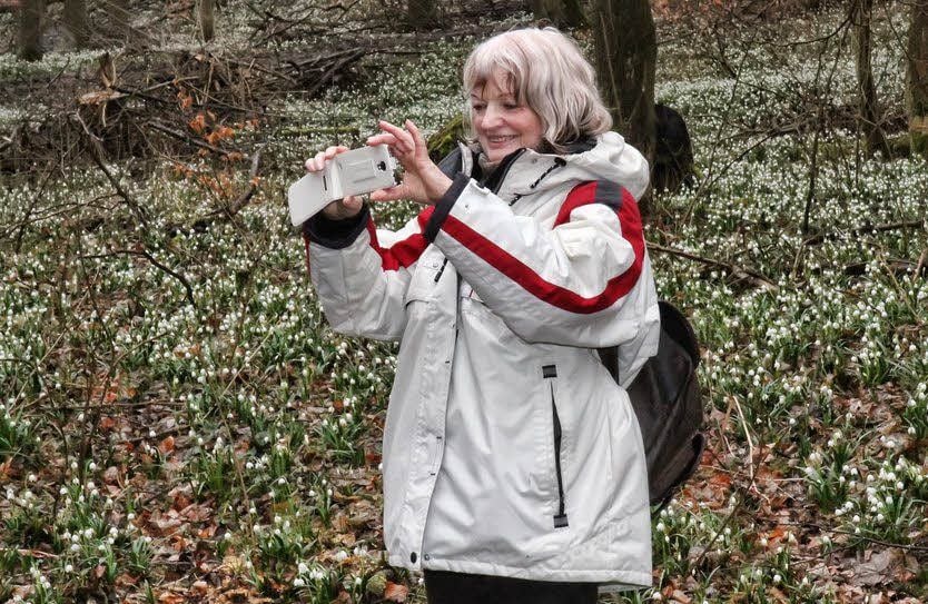 Christine Böge inmitten von Millionen Blüten.