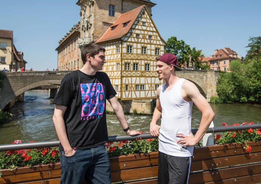 Auch in der malerischen Innenstadt verbringt der gebürtige Hallenser gerne seine Freizeit. „Bamberg hat 70 000 Einwohner, zehn Prozent davon sind bei jedem Heimspiel“, sagt die Nummer 17 im Gespräch mit MZ-Redakteur Daniel George (links)