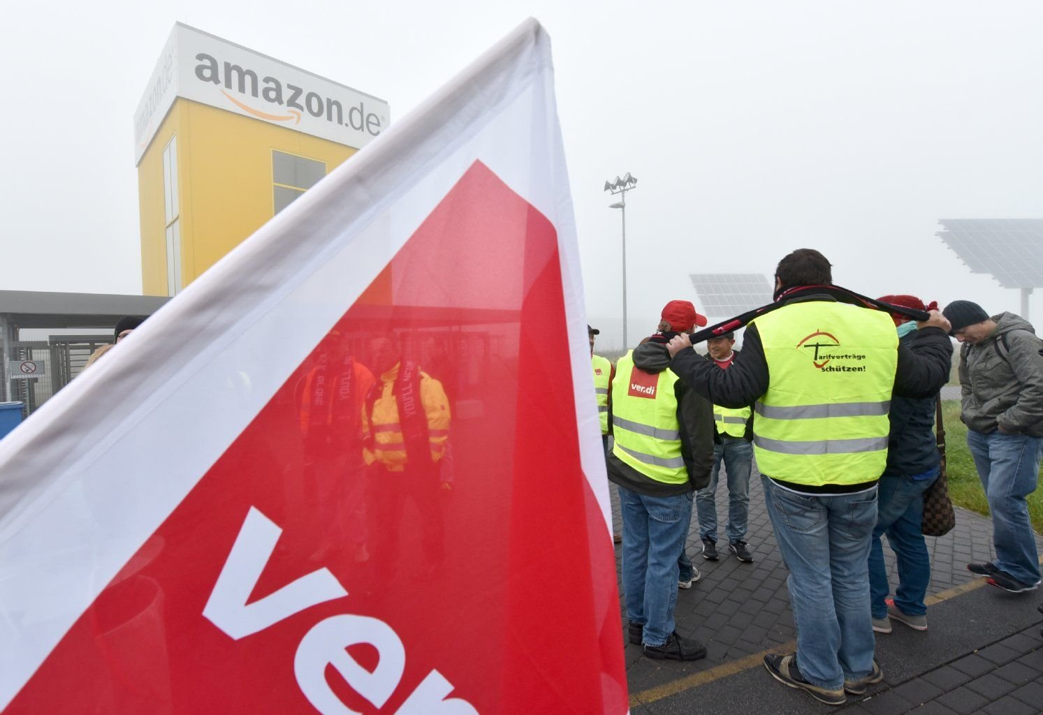 Streikende Mitarbeiter stehen am 27.10.2014 vor dem Logistik-Center des Internet-Händlers Amazon in Bad Hersfeld (Hessen).