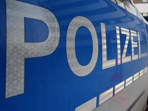 Ein Radfahrer ist in Leuna von einer Tram überfahren und tödlich verletzt worden.