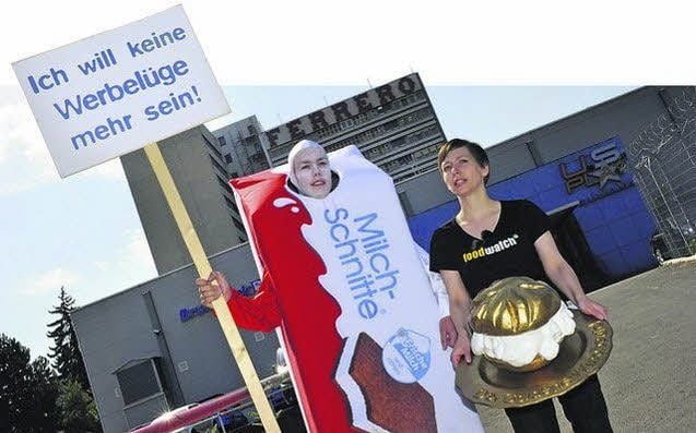 Mit plakativen Kampagnen prangert Foodwatch die Werbeversprechen der Industrie an.