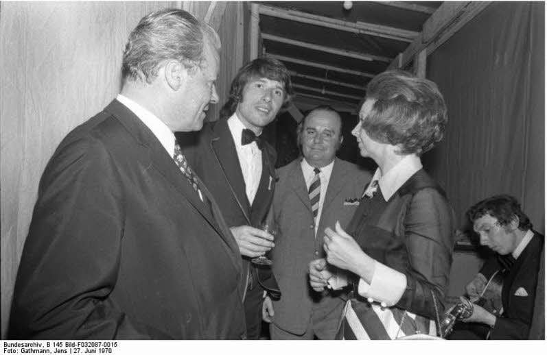 Jürgens im Gespräch mit Willy Brandt und dessen Frau Ruth beim Sommerfest des Bundeskanzlers 1970.