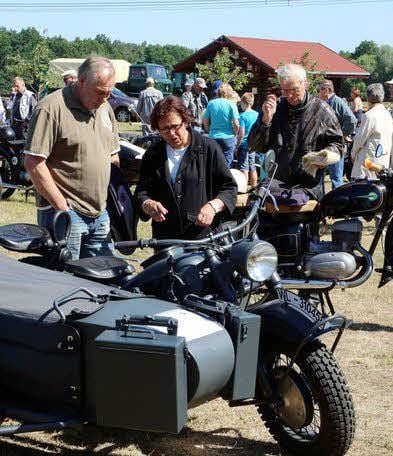 Die Motorradvarianten, so mit Beiwagen, lassen Erinnerungen aufkeimen.