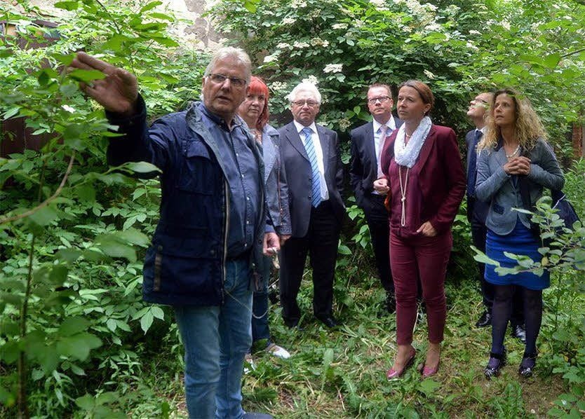 Wolfgang Adam (l.) erläutert auf dem Hof zwischen Halken 6 und Hopfenmarkt 20 geplante Sanierungsarbeiten.