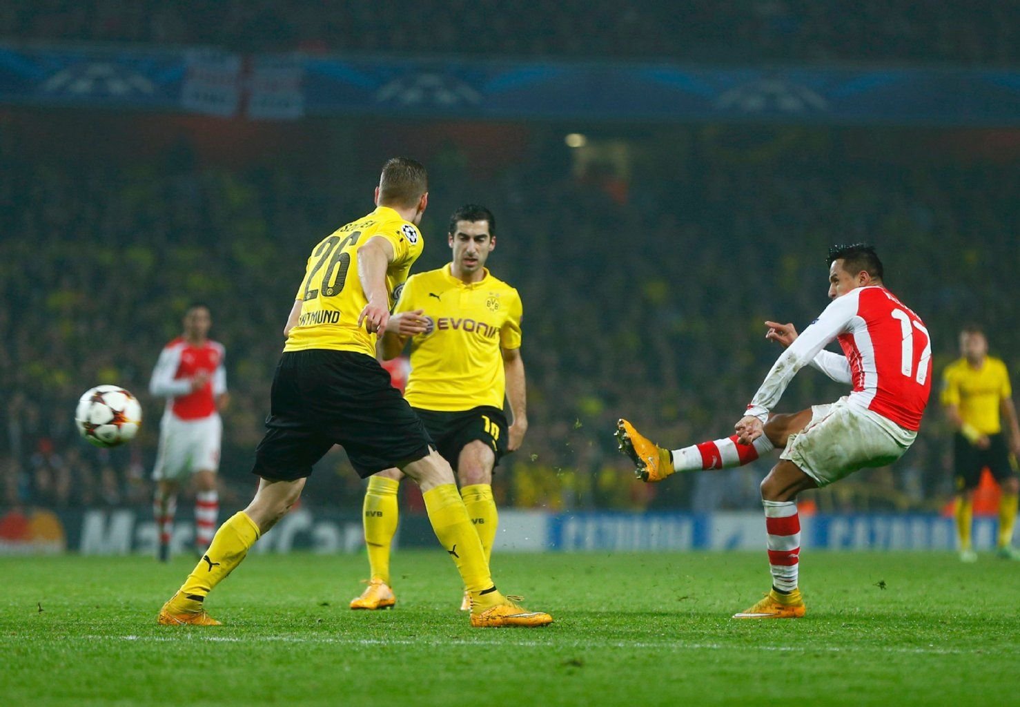 Alexis Sanchez (r.) bei seinem Treffer zum 2:0