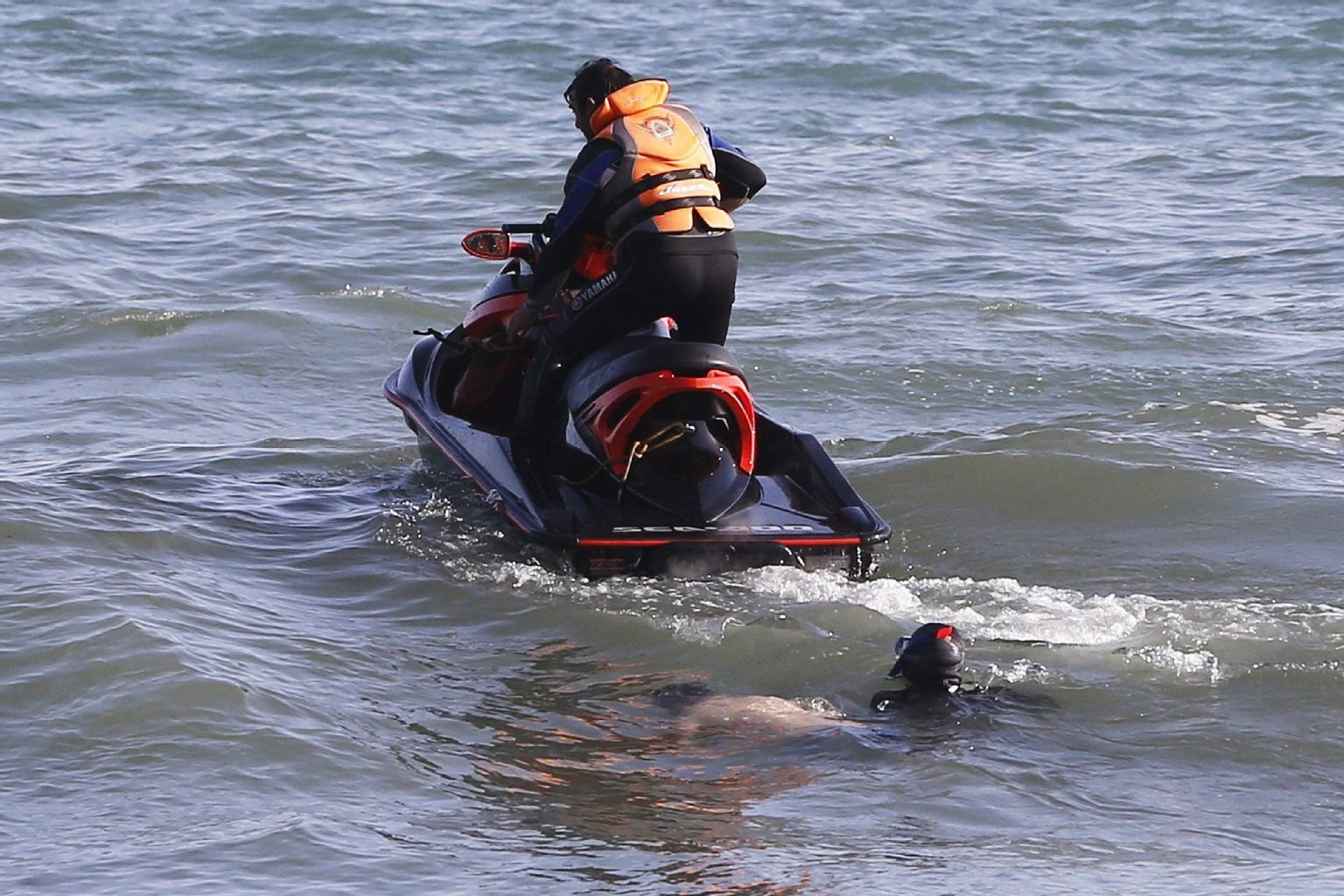 Retter der spanischen "Proteccion Civil" konnten drei türkische Touristen nur noch tot aus dem Wasser bergen.