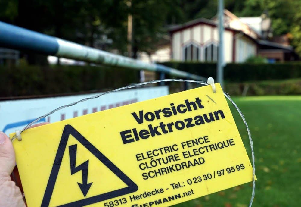 Der Elektrozaun wurde um das gesamte Fußballfeld gezogen.