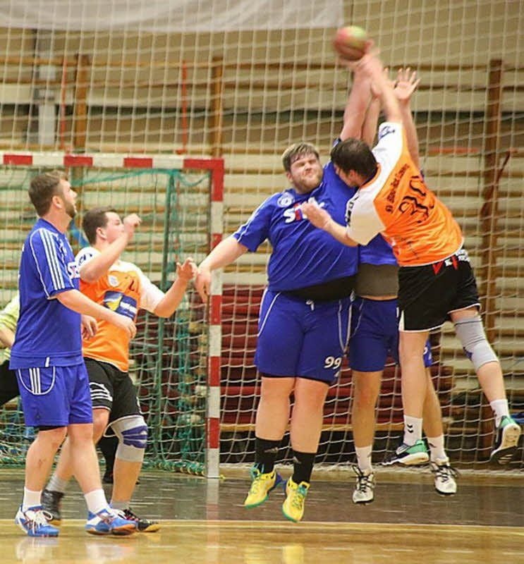 Radiser im Doppelpack: Stephan Blechschmidt beim Torwurf für die Erste (Foto li.), und die Reserve blockt den Coswiger Robert Giese (re.).