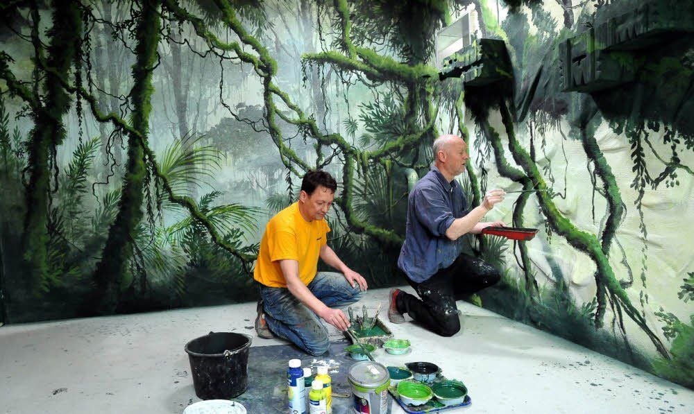Uwe (rechts) und Andreas Thürnau bei der Arbeit im neuen Affenhaus des Wittenberger Tierparks