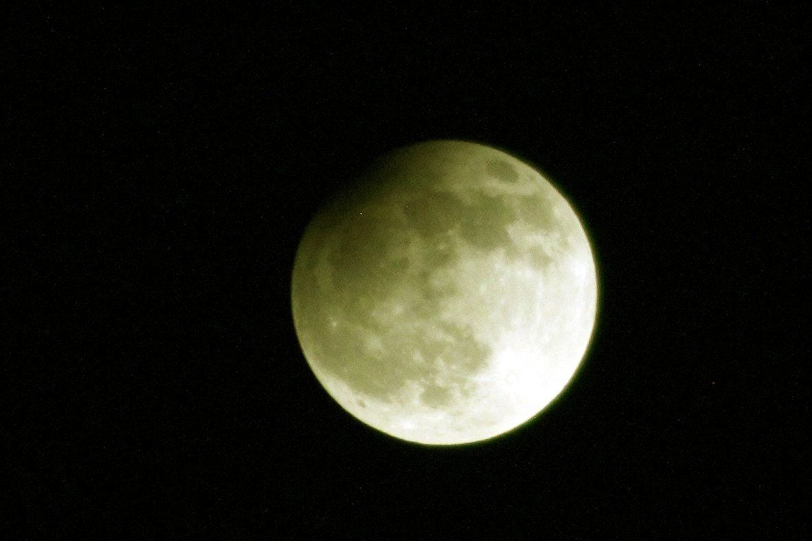 Die partielle Mondfinsternis am Donnerstagabend. Um 22.07 Uhr war das Maximum erreicht. Der Mond bekam eine kleine Delle links oben, war aber gut zu sehen. Die Beobachtung stammt aus dem Raum Lützen (Burgenlandkreis).