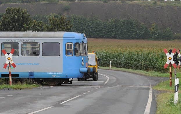 Die „Wipperliese“ passiert im Schritttempo den Bahnübergang.